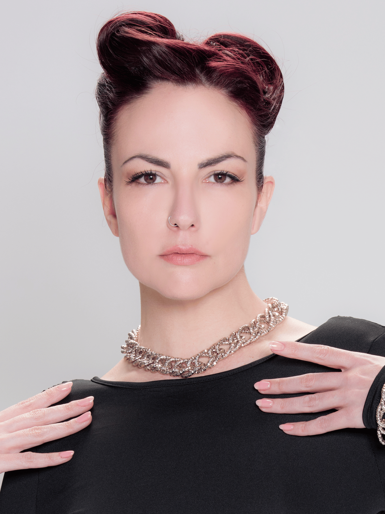 Portrait of woman wearing a silver glitter maxi chain choker