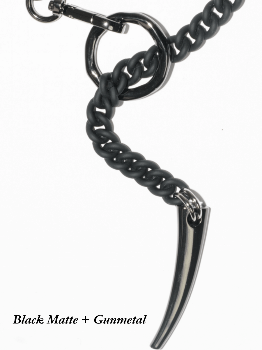 Detail of chain necklace without ring and claw pendant in black with gunmetal color